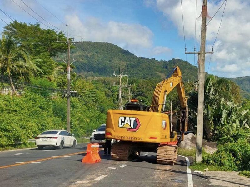 Пхукетский офис Департамента скоростных магистралей (Phuket Highways Office) начал убирать огромный валун