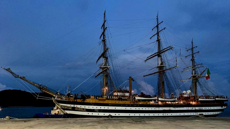 Парусник Amerigo Vespucci прибыл на Пхукет