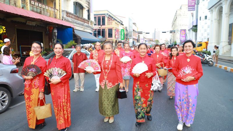 Стартовавший накануне Phuket Festival открылся большим парадом по улицам Старого город