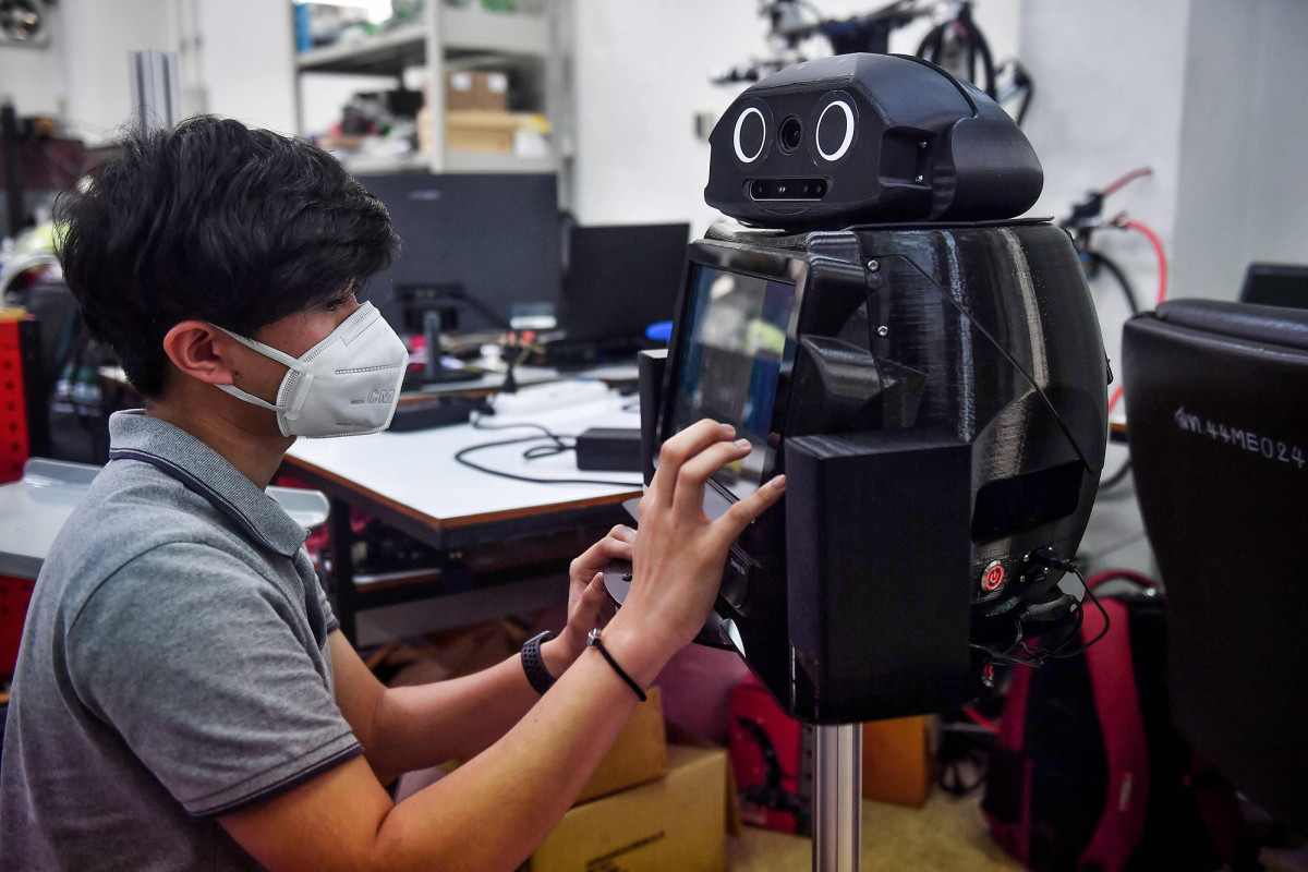 В Таиланде к борьбе с коронавирусом привлекли "роботов-ниндзя"