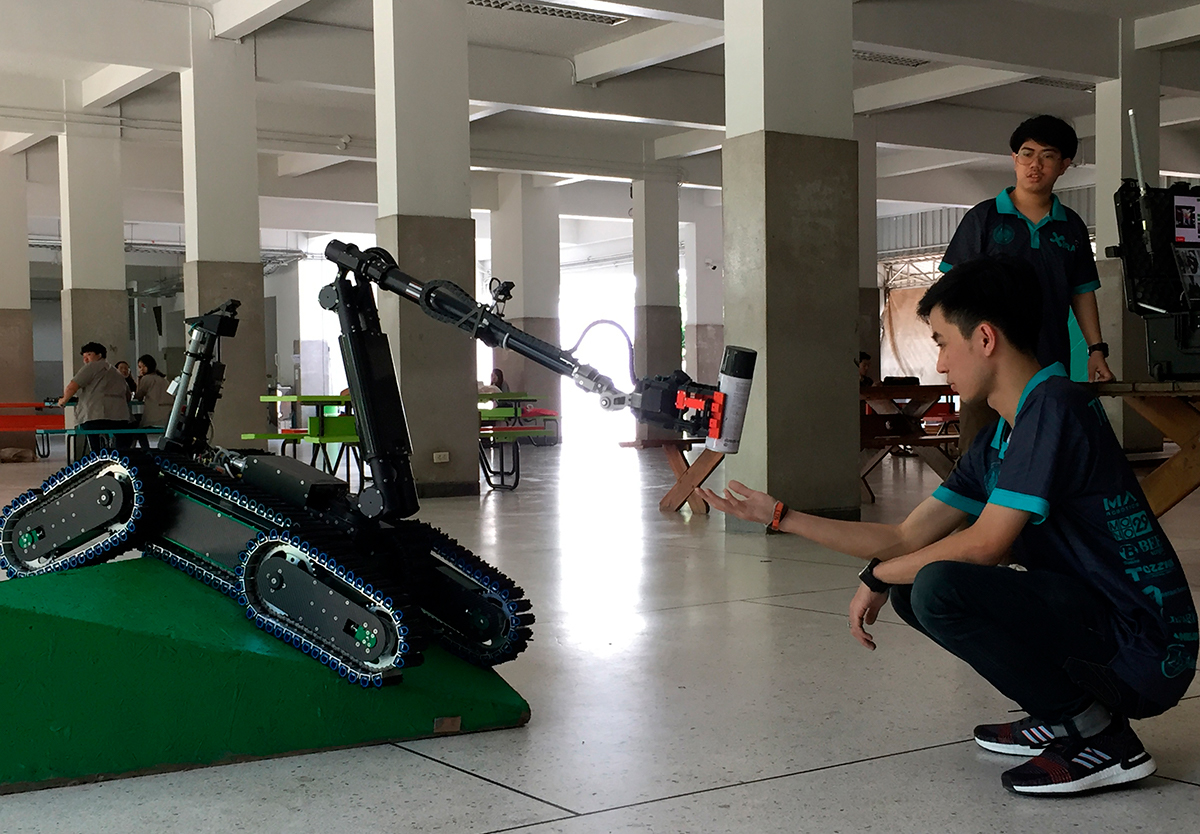 Робот, которого собрали студенты, получает награду World RoboCup Rescue