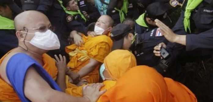 Монахи подрались с полицией в Таиланде (ВИДЕО)