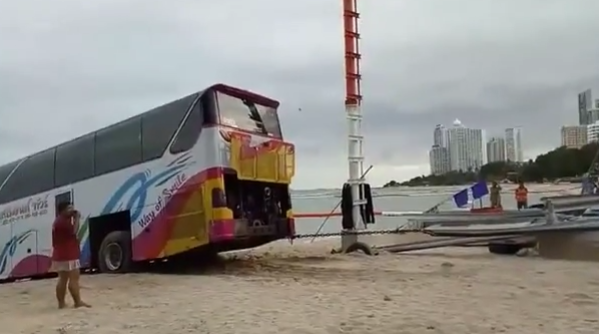 Видео: Автобус с туристами въехал в море в Паттайе