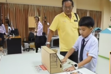 В Таиланде 9-летний школьник изобрёл картонный аппарат для сортировки монет