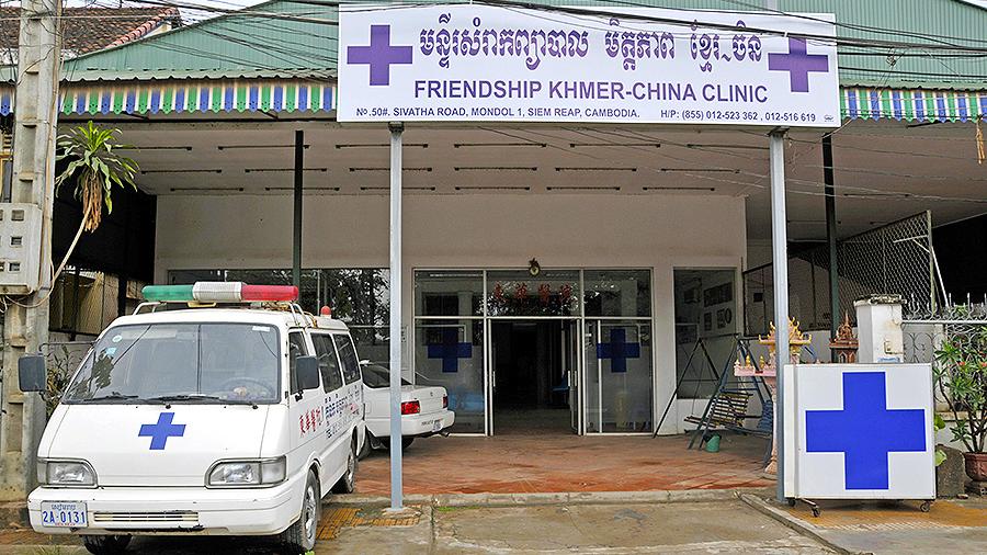 В Камбодже три человека умерли и 44 попали в больницы после отравления вином