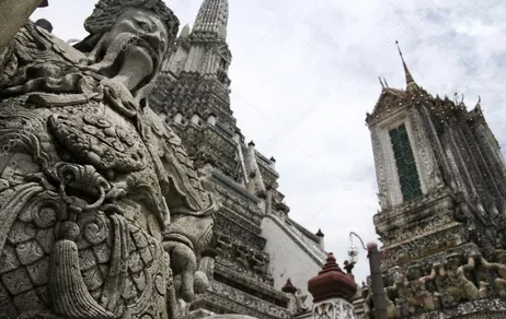 Бангкокский фотограф "надел" респираторные маски на святые статуи