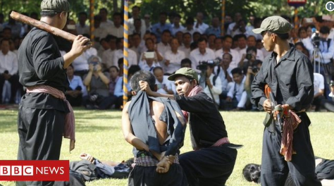 В Камбодже в День гнева показали спектакль-реконструкцию с пытками узников концлагеря