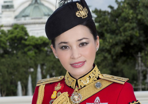 В сети появились официальные фото новой королевы Таиланда
