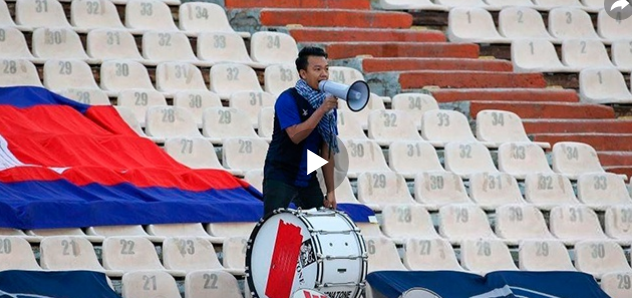 Один в поле: самый преданный фанат поддержал сборную Камбоджи и стал героем Сети