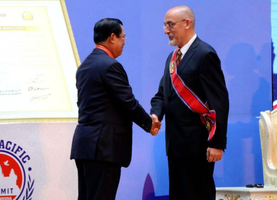 Послу России в Камбодже вручили высшую государственную награду для иностранных граждан