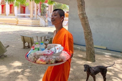 В Таиланде монахи бесплатно помогают застрявшим российским туристам