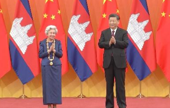 Королева-мать Камбоджи получила Орден Дружбы КНР 