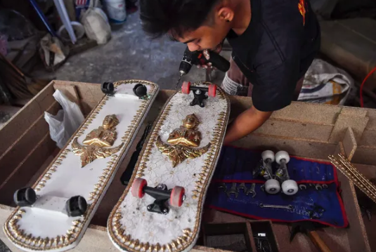 Гробовщик из Таиланда превращает гробы в скейтборды. Он собирается подарить их детям из бедных семей