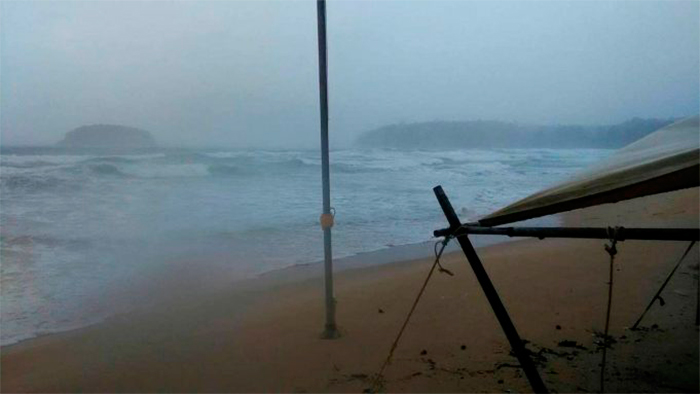 Из-за штормовой погоды купание на 10 пляжах Пхукета запрещено