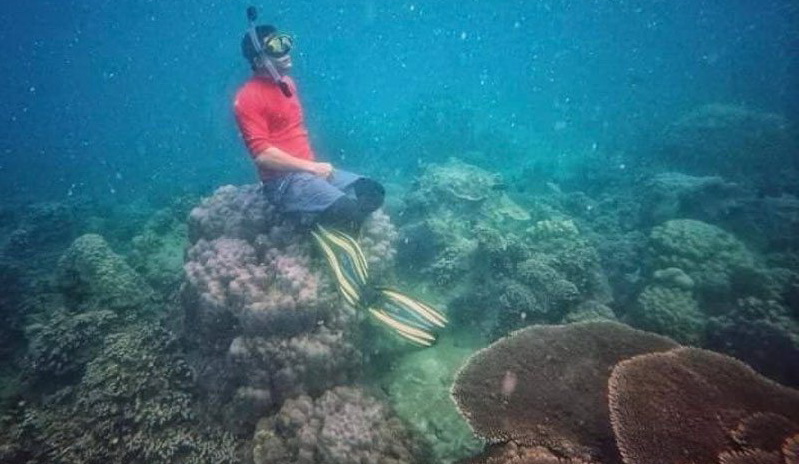 Тайскому туристу грозит штраф в размере до одного миллиона бат за сидение под водой на коралловом рифе в Чонбури