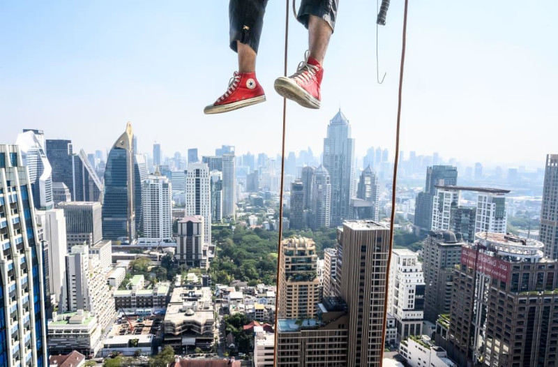 Женщина в Таиланде срезала опорную верёвку у маляров, красивших небоскрёб