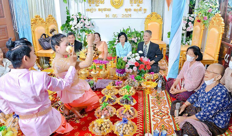 Премьер-министр Камбоджи: На свадьбах теперь может быть "до 1000 человек"