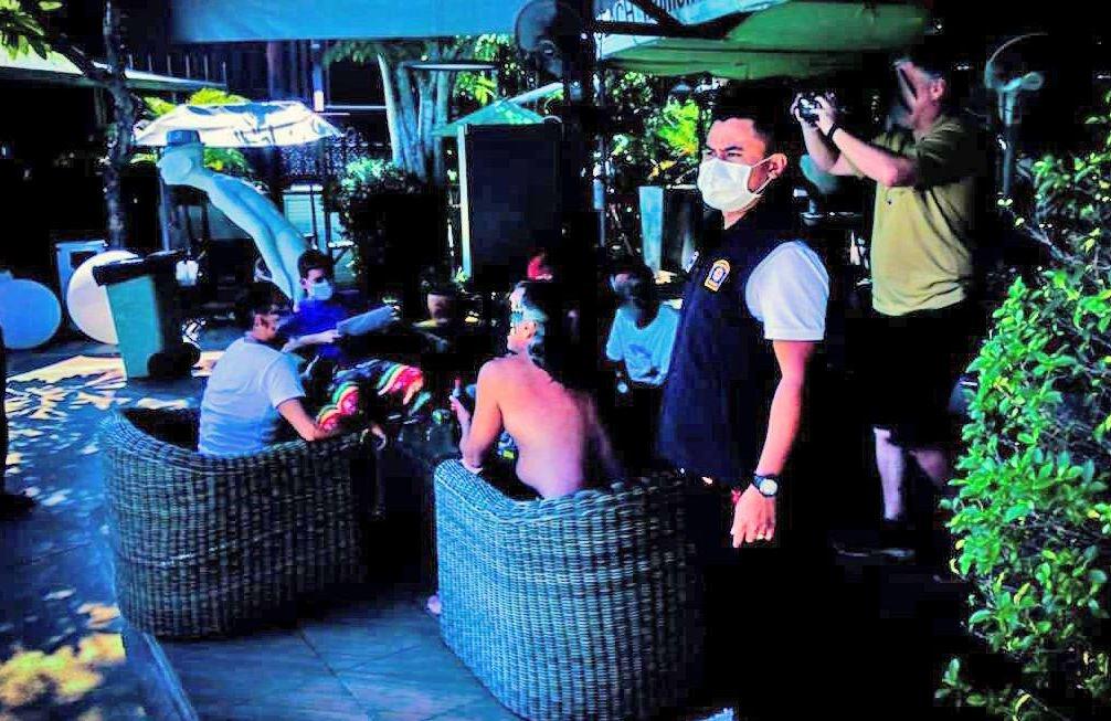 13 иностранцев арестовали на вечеринке у бассейна в Паттайе