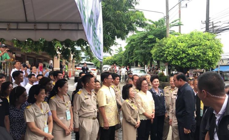 Глава тайского правительства Прают Чан-Оча прибыл на Пхукет. Премьер-министр посетил раненых и семьи погибших туристического судна Phoenix