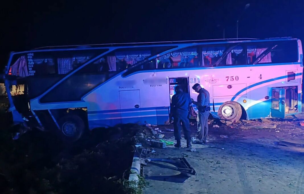 Пятнадцать пассажиров получили травмы после того как водитель автобуса заснул за рулем