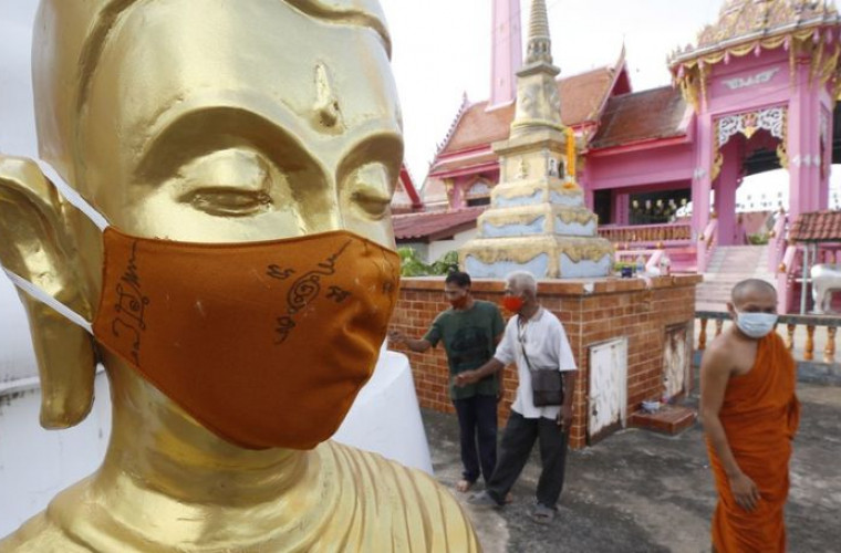 Огромная статуя Будды «надела» маску