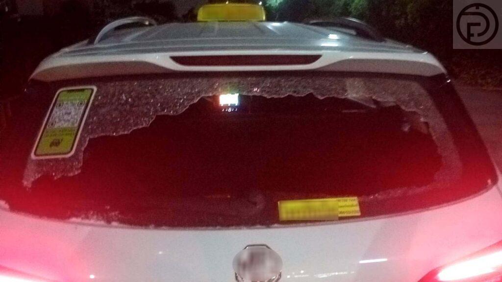 Брошенный мотоциклистом камень в автомобиль такси повредил стекло