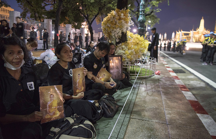 Тысячи жителей Таиланда собрались в центре Бангкока в ожидании кремации короля Рамы IX