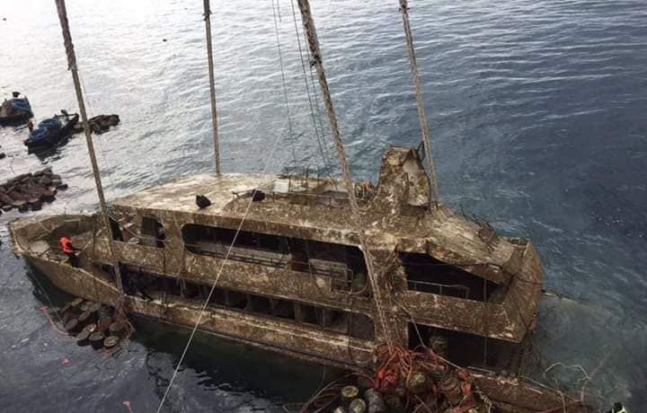 Затонувшую лодку подняли вблизи берегов Пхукета