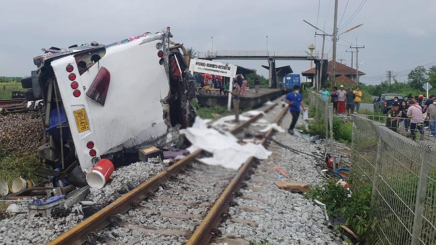 В Таиланде при столкновении поезда с автобусом погибли 20 человек