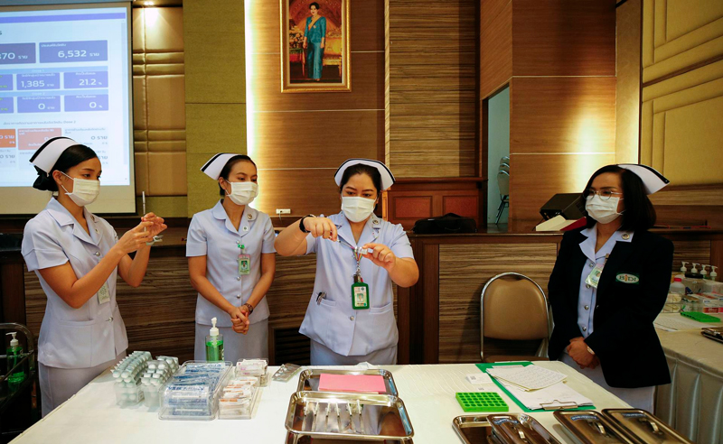 Власти Таиланда намерены до конца года привить от коронавируса 50 миллионов человек