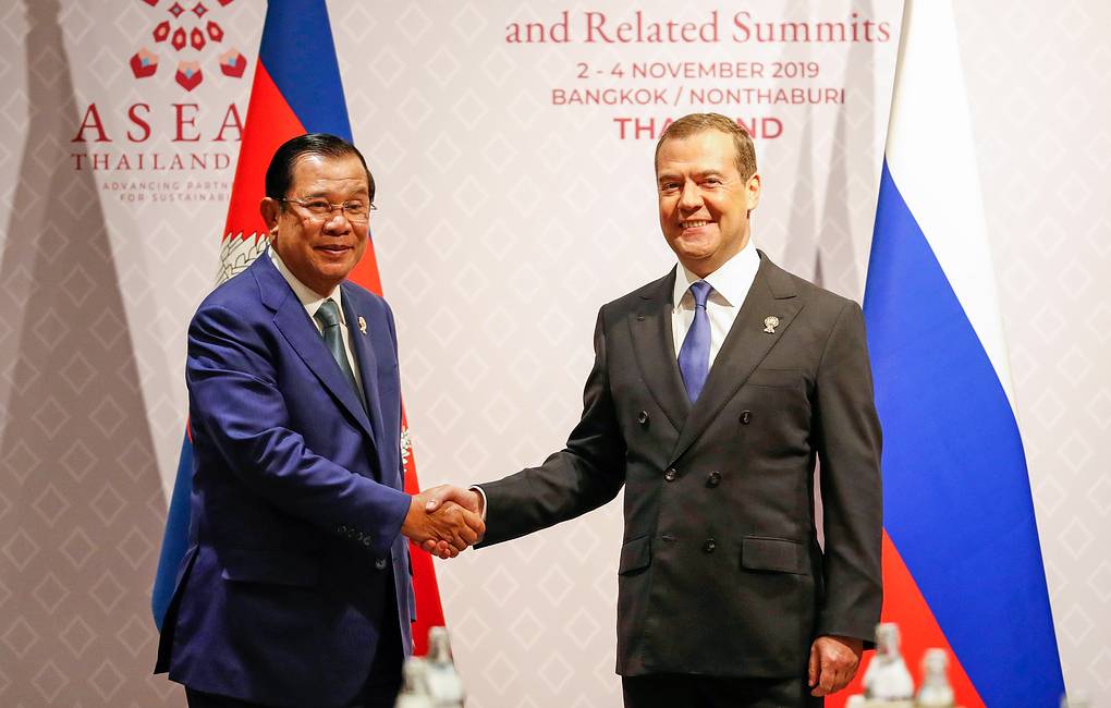 Медведев в Бангкоке встретился с премьер-министром Камбоджи