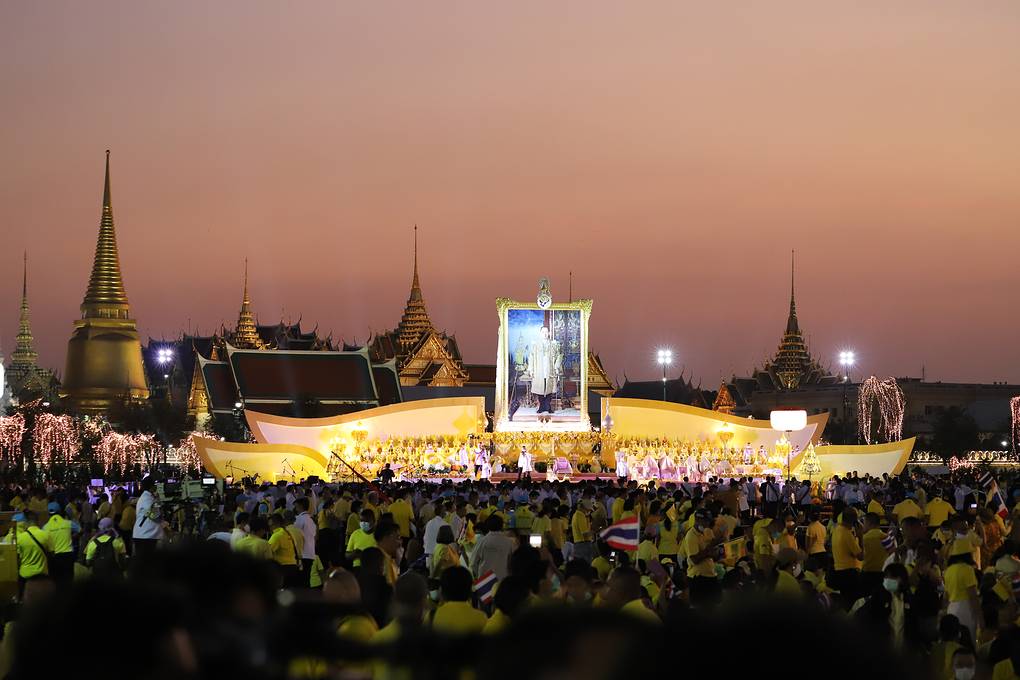 Король Таиланда впервые принял участие в церемонии зажжения свечей по случаю Дня отца