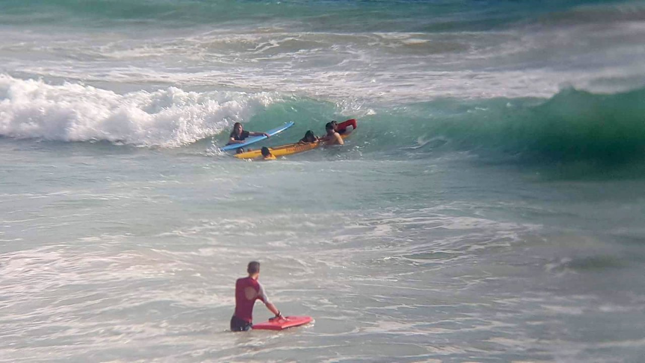 18 туристов спасены из мощного прибоя на пляже Най Харн на Пхукете