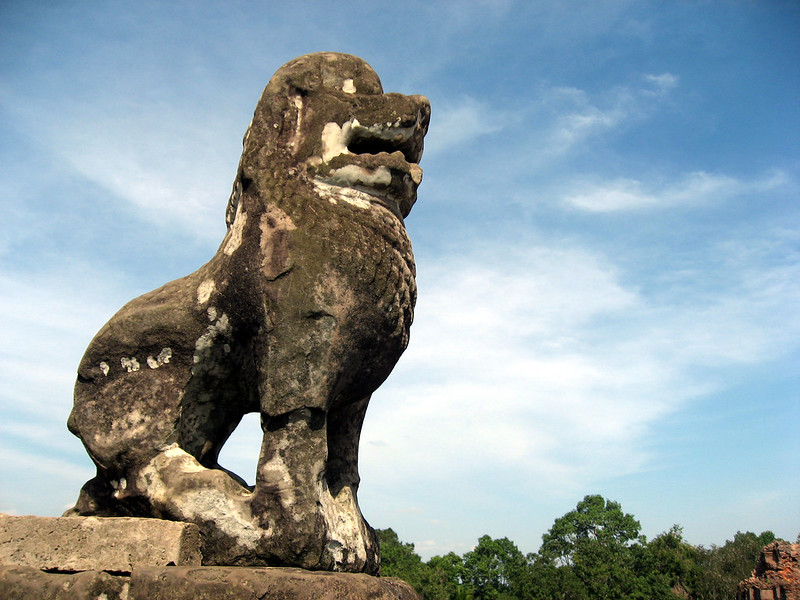 Большая статуя льва найдена около храма в Камбодже