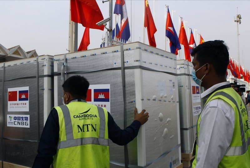 Камбоджа получила новую партию китайских вакцин от COVID-19