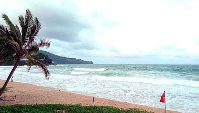 Некоторые пляжи острова Пхукет остаются закрыты из-за штормовой погоды