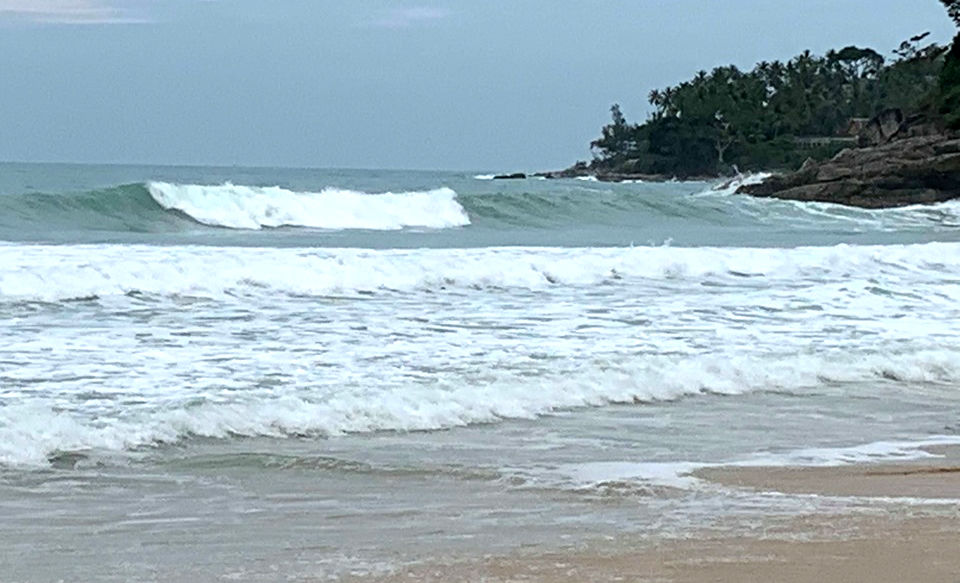 Туристы на пляже Сурин остались без спасателей
