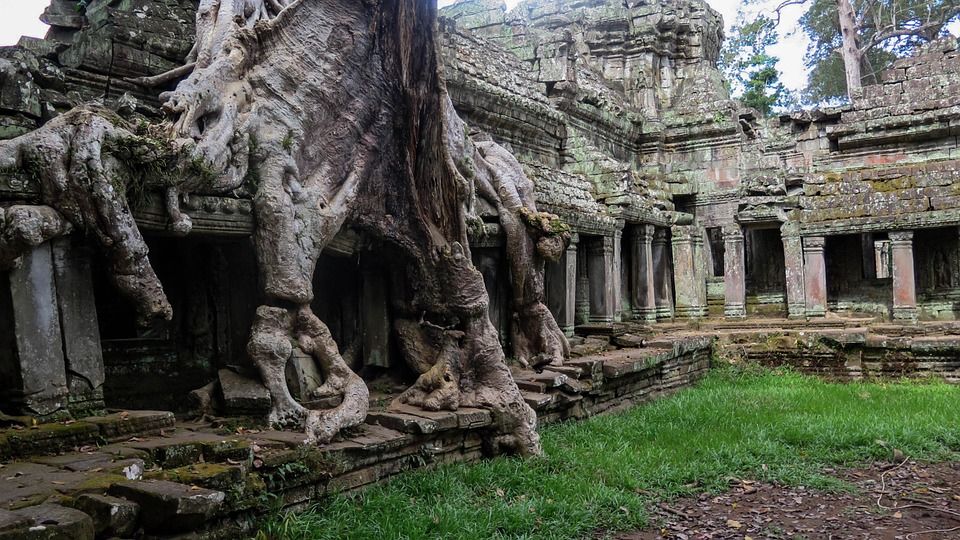 Украденные древние статуи вернулись в Камбоджу, несмотря на эпидемию