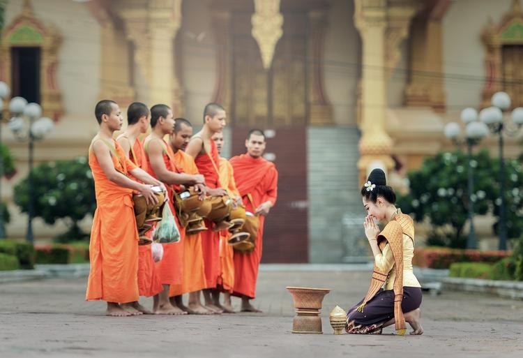 Туристам в Таиланде лучше не поворачиваться спиной к Будде и не здороваться за руку с местными
