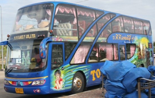 Водитель экскурсионного автобуса в Таиланде ограбил китайских туристов на 1,8 тысяч долларов