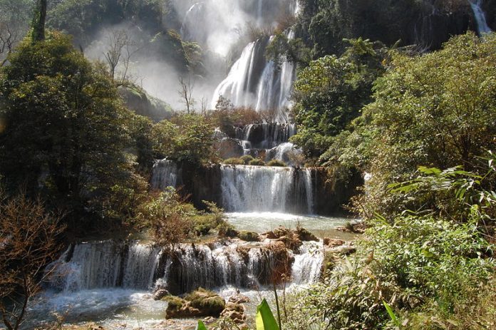 Самый высокий водопад Таиланда закрыт из-за ненастья
