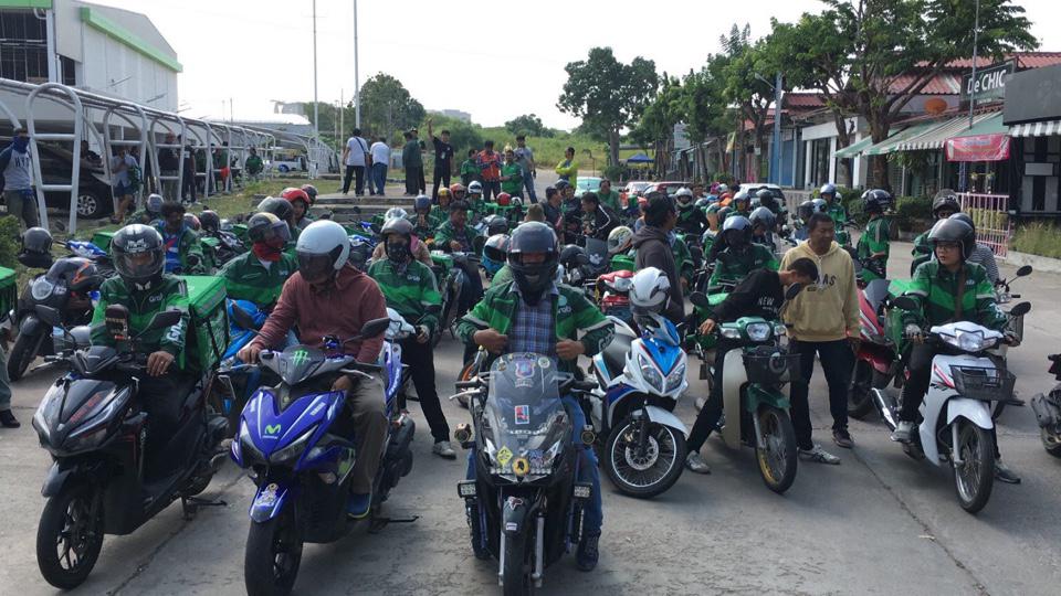 Более 150 водителей Grab мотоциклов в Паттайе бастуют
