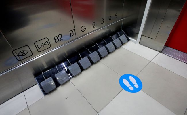 В Таиланде в лифтах кнопки меняют на педали
