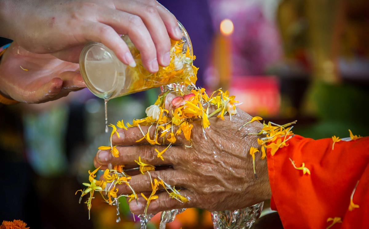 Минздрав рекомендует отметить Сонгкран в этом году без традиционного ритуала омовения рук