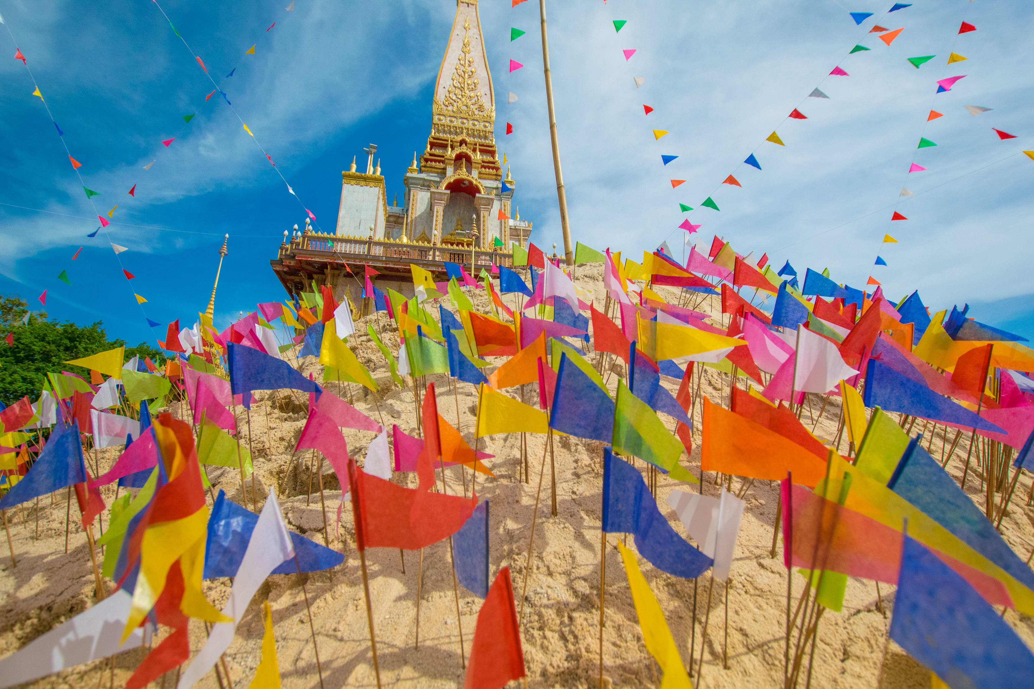 У храма Wat Chalong на Пхукете проходит ежегодная ярмарка