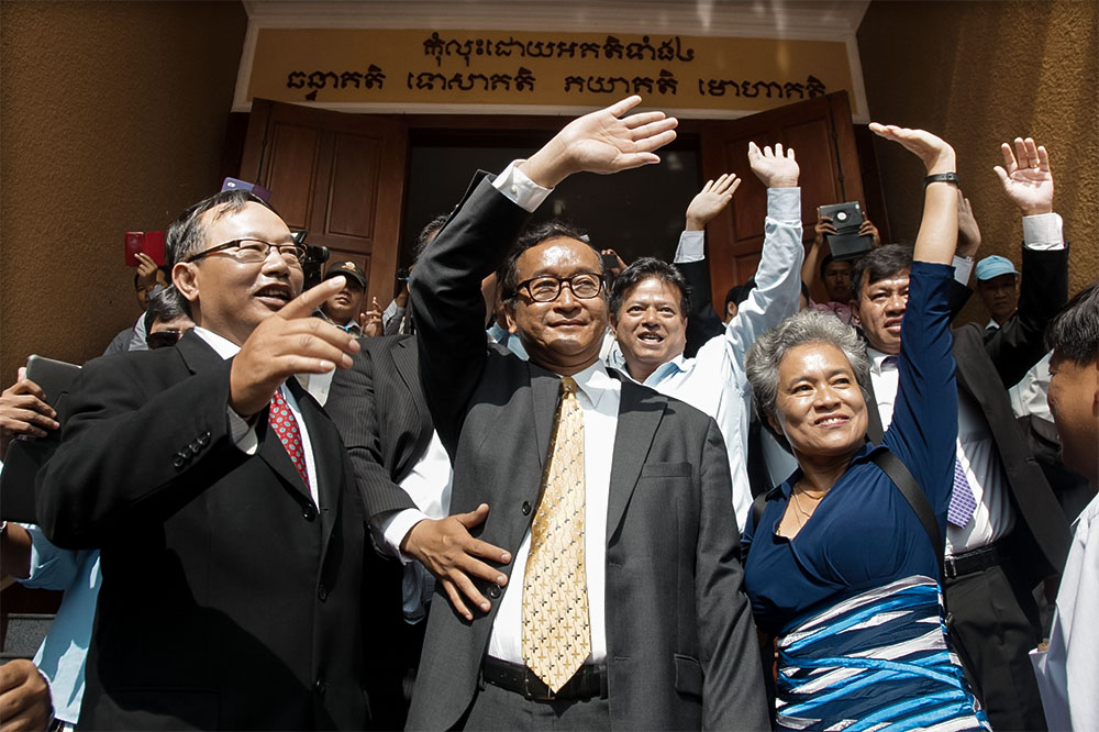 Муниципальный суд Пномпеня обвинил лидера оппозиции Камбоджи Кема Сокха в государственной измене. Ему грозит от 15 до 30 лет тюрьмы