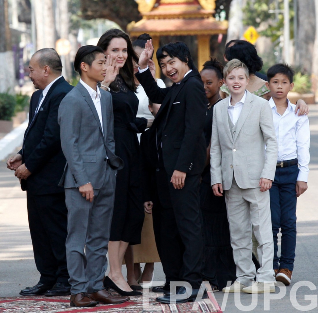 Анджелина Джоли посетила Камбоджу с детьми