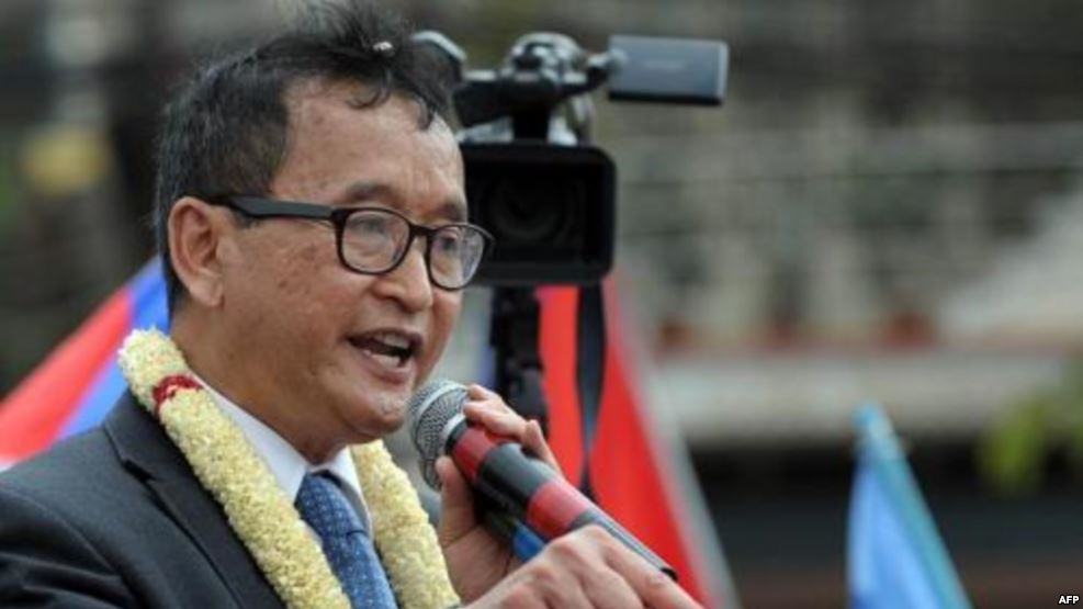 В Камбодже лидер оппозиции заочно приговорен к пяти годам