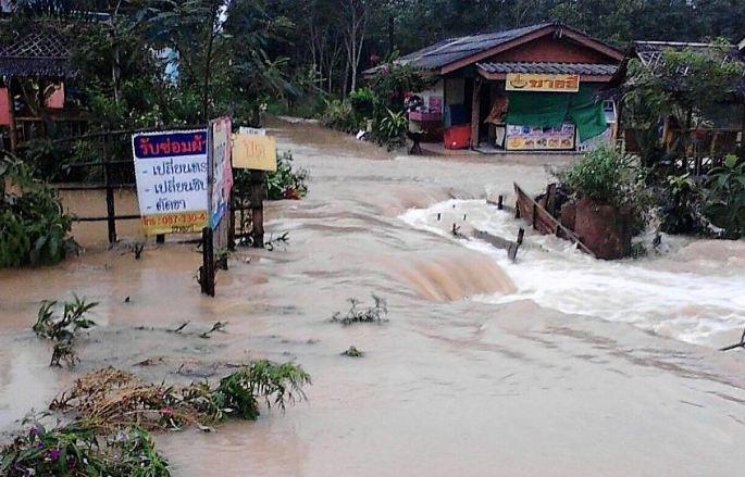 Последствия тайфуна "Подул": 16 смертей и 10 затопленных провинций
