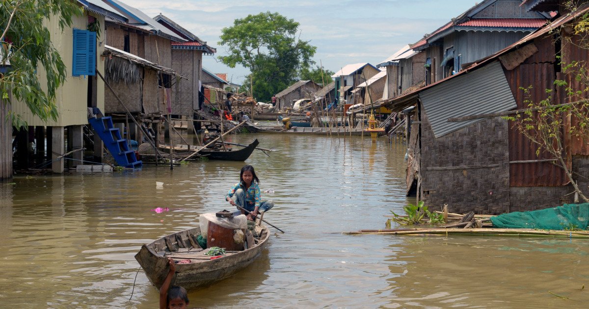 Тысячи жителей эвакуированы из-за наводнения в Камбодже